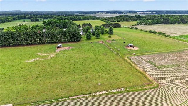 W8127 Dumke Road, Portage, WI 53901