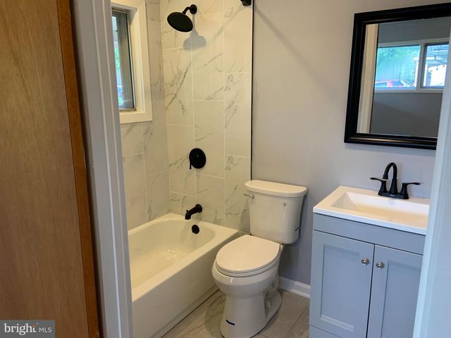 24 INDIAN PARK RD, Levittown, PA 19057