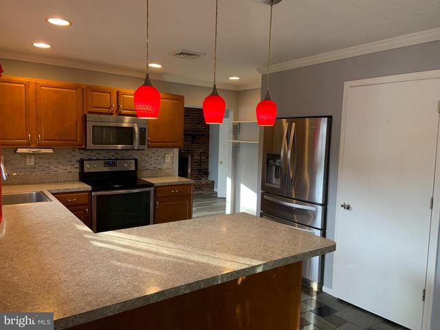 24 INDIAN PARK RD, Levittown, PA 19057