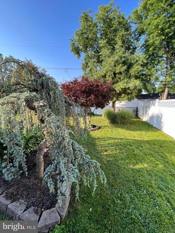 24 INDIAN PARK RD, Levittown, PA 19057