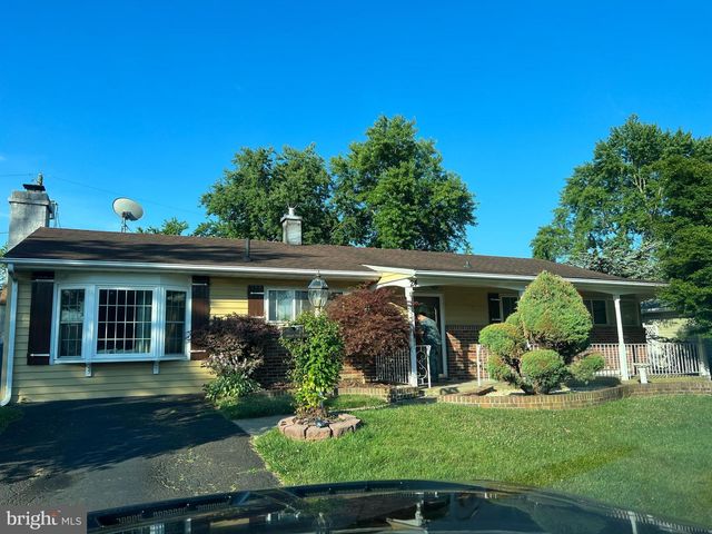 24 INDIAN PARK RD, Levittown, PA 19057
