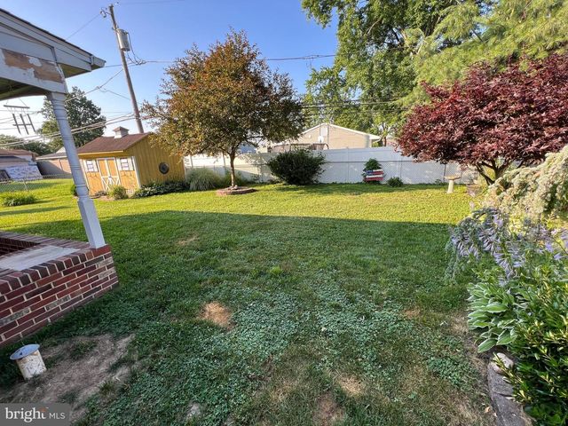 24 INDIAN PARK RD, Levittown, PA 19057