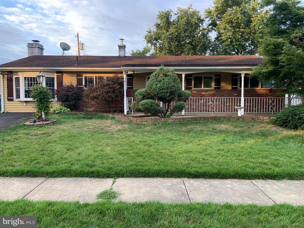 24 INDIAN PARK RD, Levittown, PA 19057