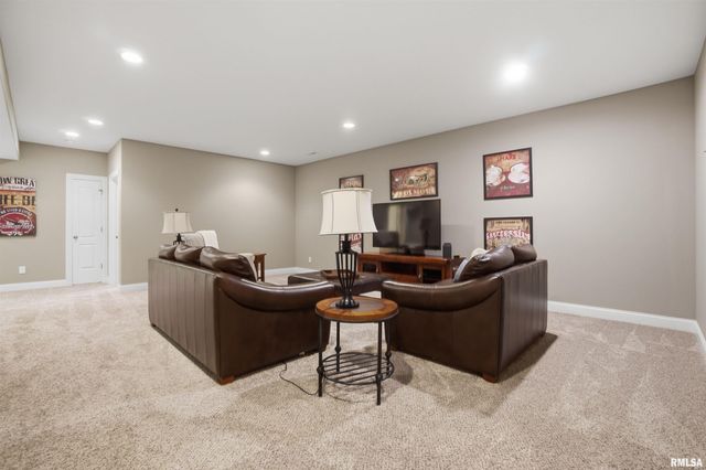 2717 W Woods Edge Drive, Peoria, IL 61614