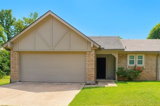 2506 Oak Leaf Drive, Arlington, TX 76006