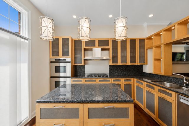 849 N May Street D, Chicago, IL 60642