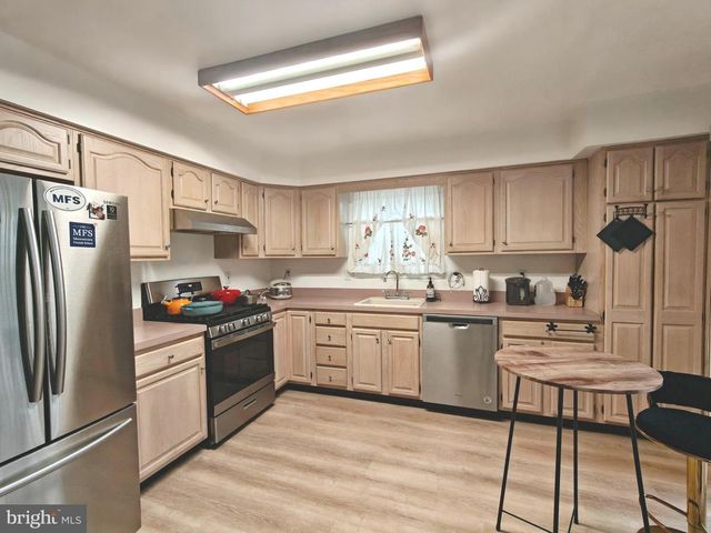 38 ELKINGTON DR, Mount Laurel, NJ 08054