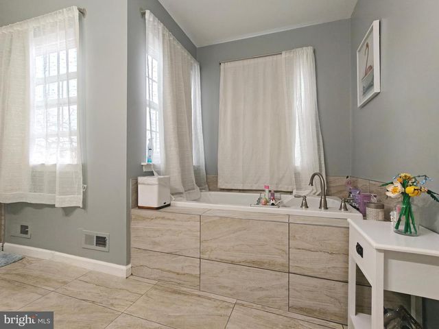 38 ELKINGTON DR, Mount Laurel, NJ 08054