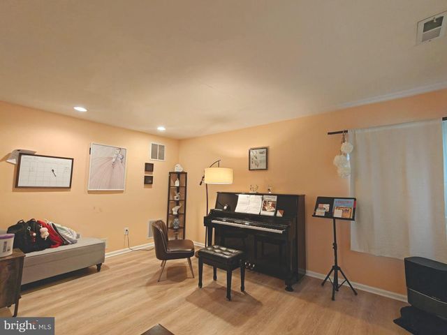 38 ELKINGTON DR, Mount Laurel, NJ 08054