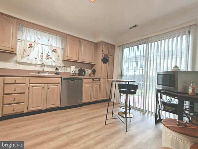 38 ELKINGTON DR, Mount Laurel, NJ 08054