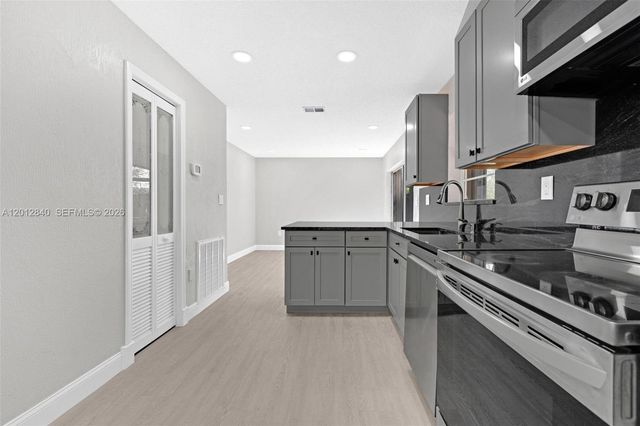 10065 NW 54th Ter, Doral, FL 33178