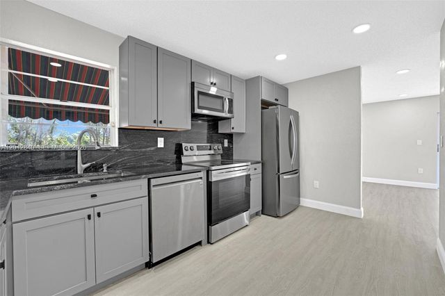 10065 NW 54th Ter, Doral, FL 33178