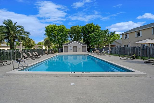 10065 NW 54th Ter, Doral, FL 33178