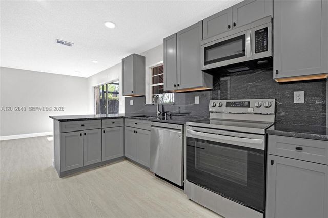 10065 NW 54th Ter, Doral, FL 33178