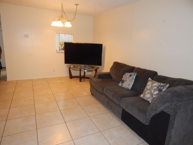 225 Bonnie Boulevard 204, Palm Springs, FL 33461