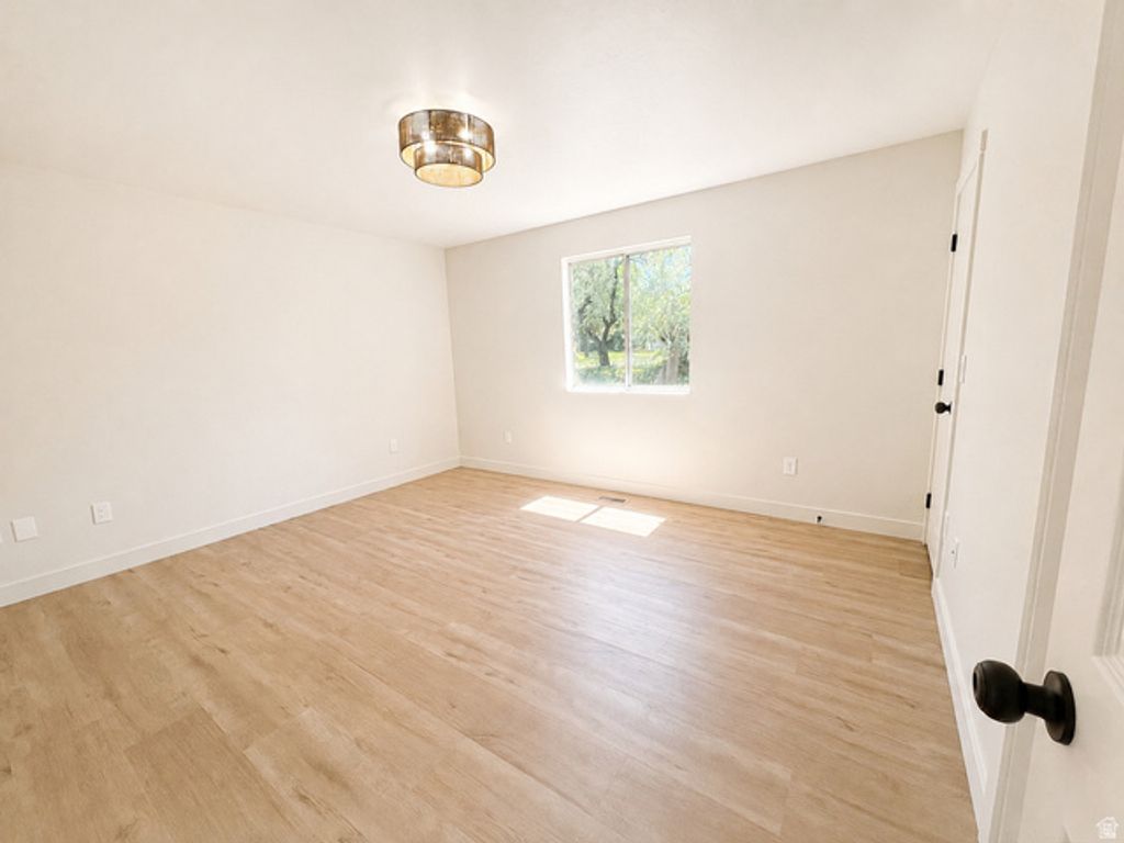 Image 12 of property listing at 3025 W WESTCOVE DR, West Valley City, UT 84119