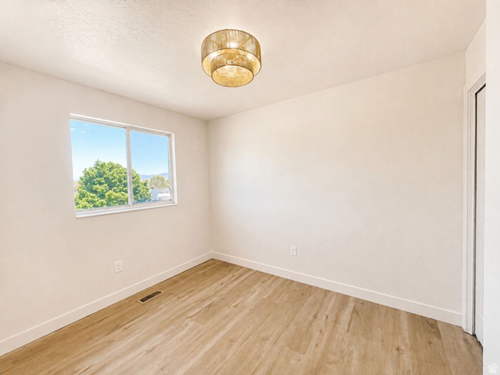 Image 16 of property listing at 3025 W WESTCOVE DR, West Valley City, UT 84119