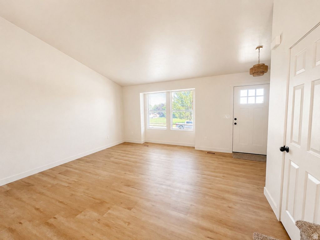 Image 4 of property listing at 3025 W WESTCOVE DR, West Valley City, UT 84119