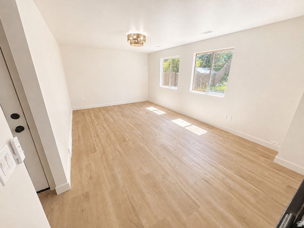 Image 10 of property listing at 3025 W WESTCOVE DR, West Valley City, UT 84119