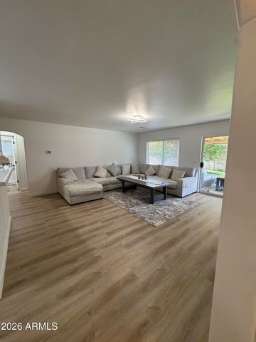 2739 E BEVERLY Lane, Phoenix, AZ 85032