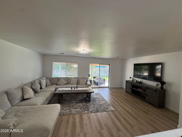 2739 E BEVERLY Lane, Phoenix, AZ 85032