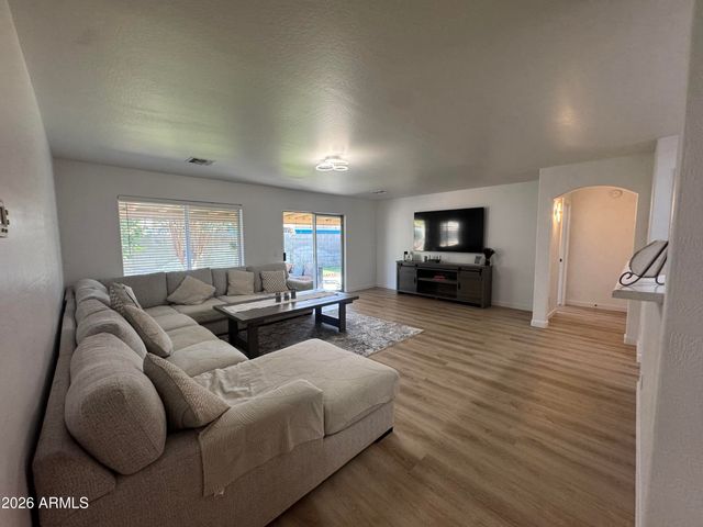 2739 E BEVERLY Lane, Phoenix, AZ 85032