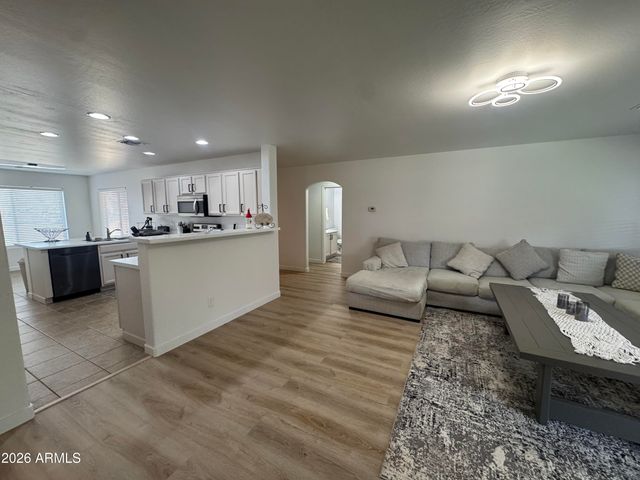 2739 E BEVERLY Lane, Phoenix, AZ 85032