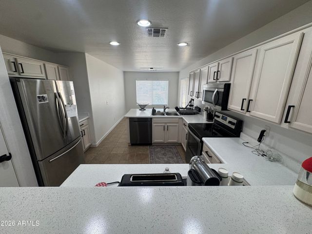 2739 E BEVERLY Lane, Phoenix, AZ 85032