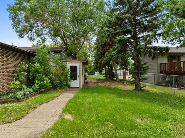 1201 25th PL NW, Minot, ND 58703
