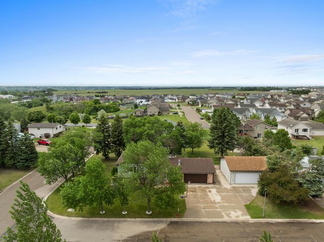 1201 25th PL NW, Minot, ND 58703