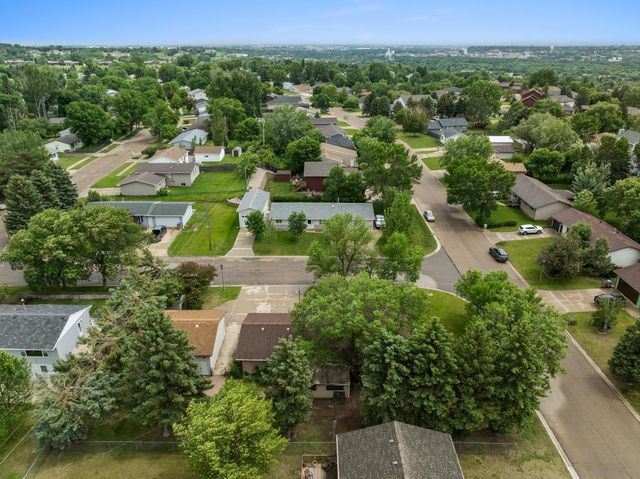 1201 25th PL NW, Minot, ND 58703