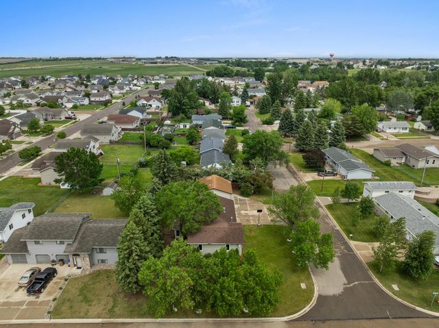 1201 25th PL NW, Minot, ND 58703