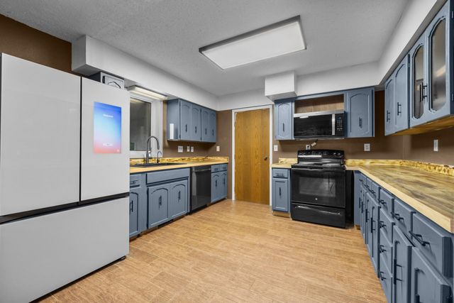 1201 25th PL NW, Minot, ND 58703