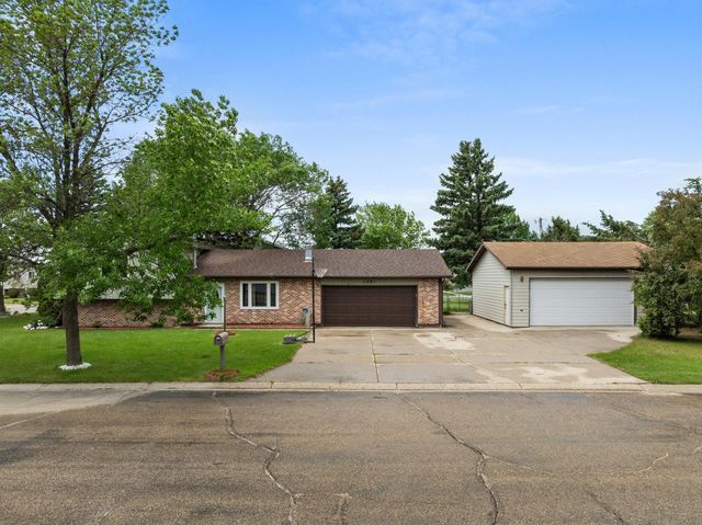 1201 25th PL NW, Minot, ND 58703