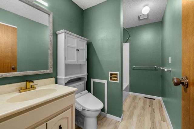 1201 25th PL NW, Minot, ND 58703
