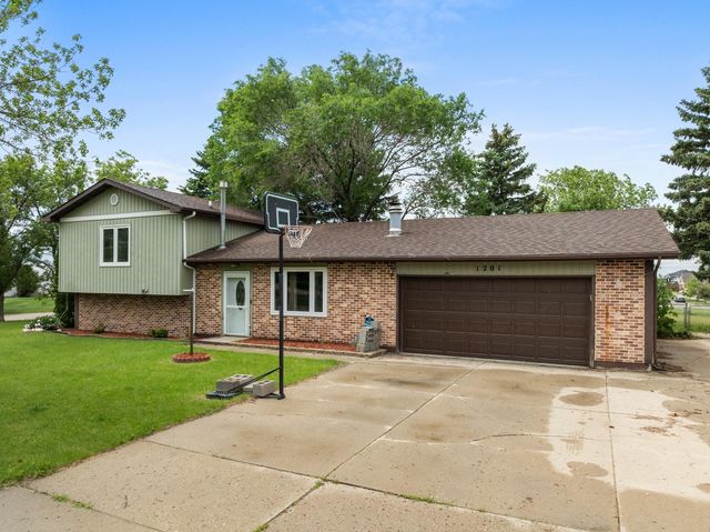 1201 25th PL NW, Minot, ND 58703