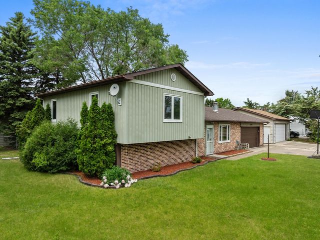 1201 25th PL NW, Minot, ND 58703