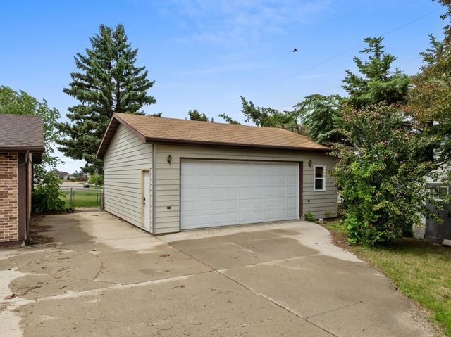 1201 25th PL NW, Minot, ND 58703