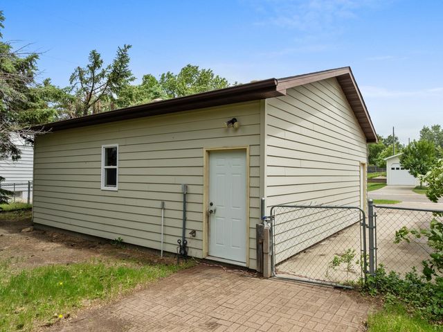 1201 25th PL NW, Minot, ND 58703