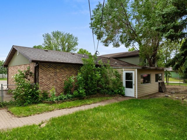 1201 25th PL NW, Minot, ND 58703