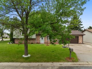 1201 25th PL NW, Minot, ND 58703
