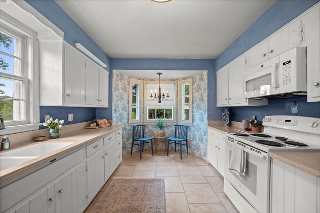 208 Maple TERRACE, Oconomowoc, WI 53066