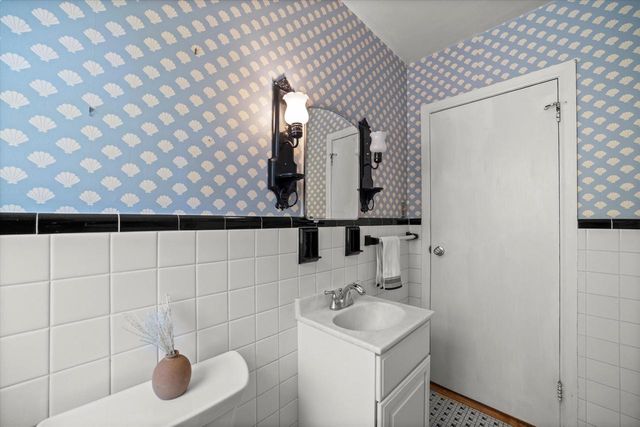 208 Maple TERRACE, Oconomowoc, WI 53066