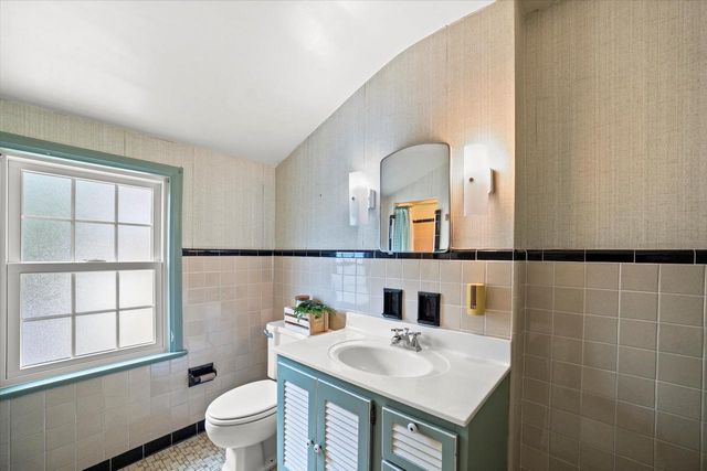 208 Maple TERRACE, Oconomowoc, WI 53066