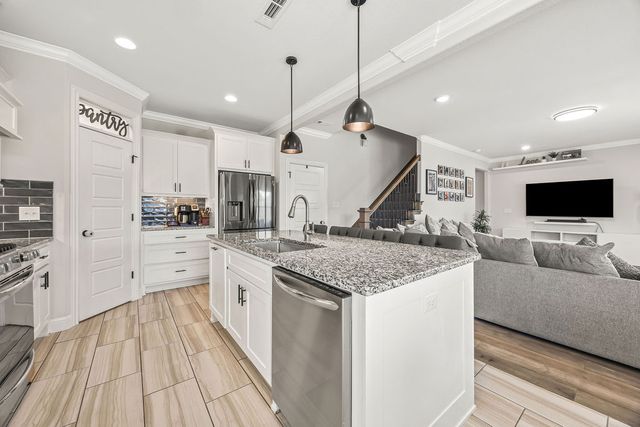 562 N Drewrys Bluff Drive, Fayetteville, AR 72704