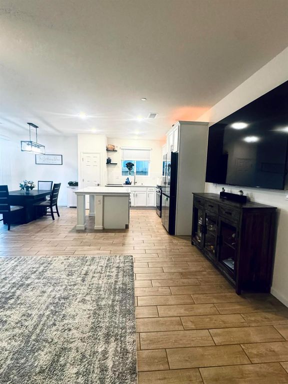 Image 6 of property listing at 6657 E Home Avenue, Fresno, CA 93727