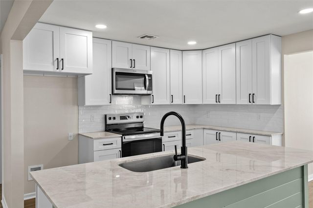 347 Monroe ST, Giddings, TX 78942