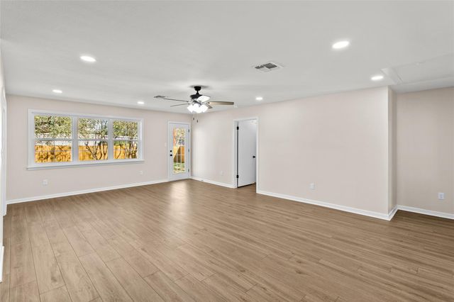 347 Monroe ST, Giddings, TX 78942