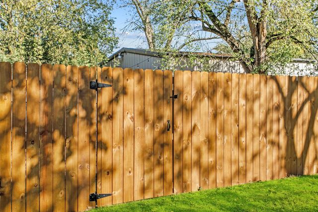 347 Monroe ST, Giddings, TX 78942