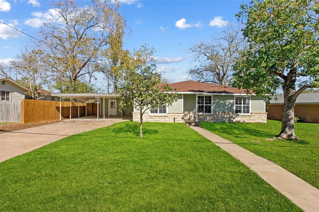 347 Monroe ST, Giddings, TX 78942